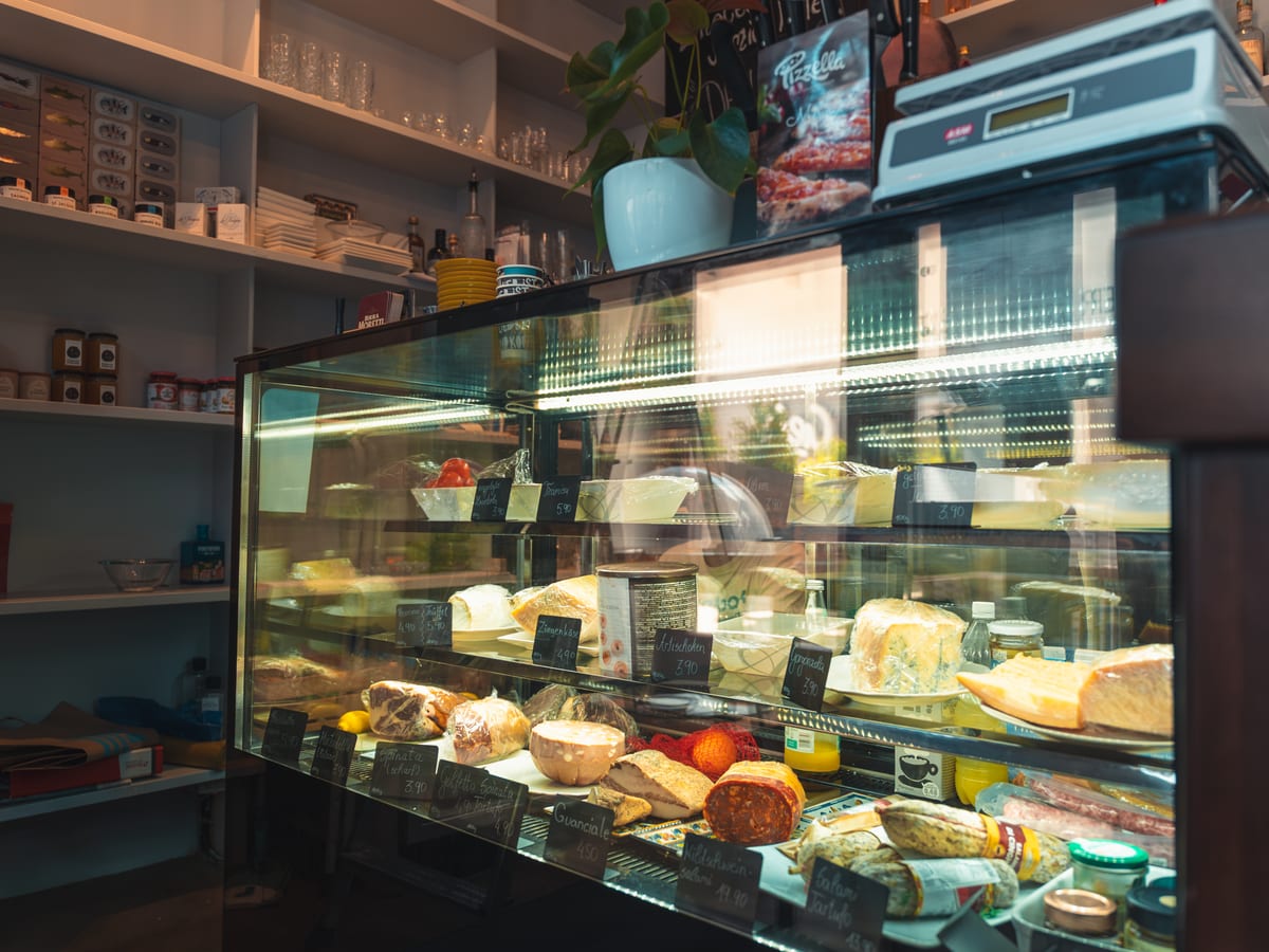 Vitrine mit Salumi und Formaggi